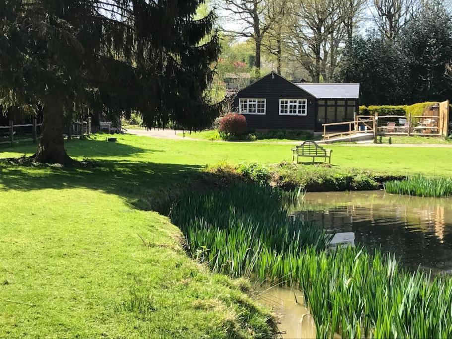 Halfmoon Lodge @ Knights Hole Wheelchair Access Cranbrook Exteriör bild