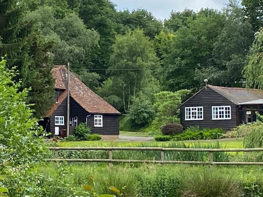 Halfmoon Lodge @ Knights Hole Wheelchair Access Cranbrook Exteriör bild